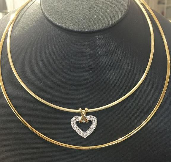 Un collier avec un pendentif en forme de cœur