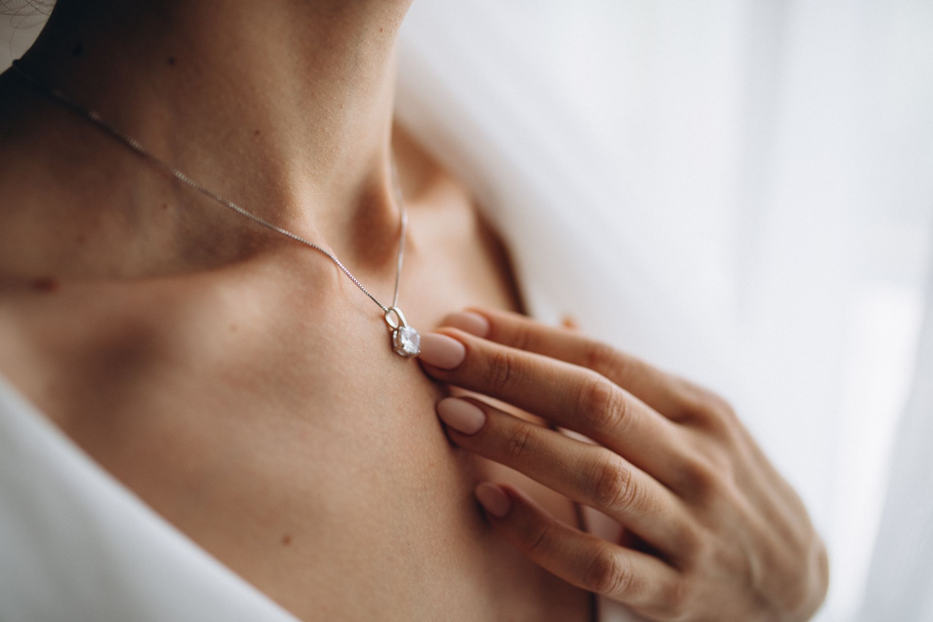 Une femme qui porte un collier