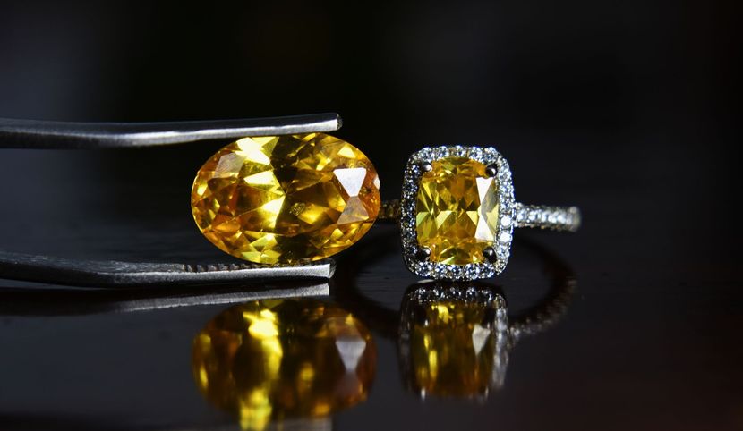 Une pierre précieuse et une bague