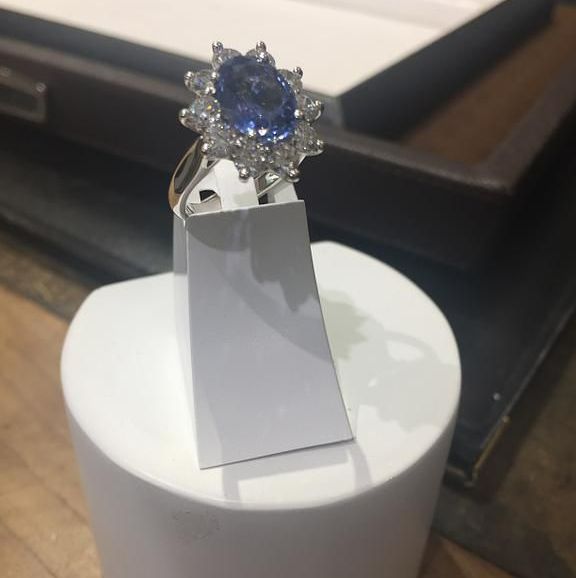 Une bague ornée de pierres précieuses