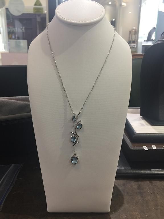 Un collier argenté avec un pendentif créatif