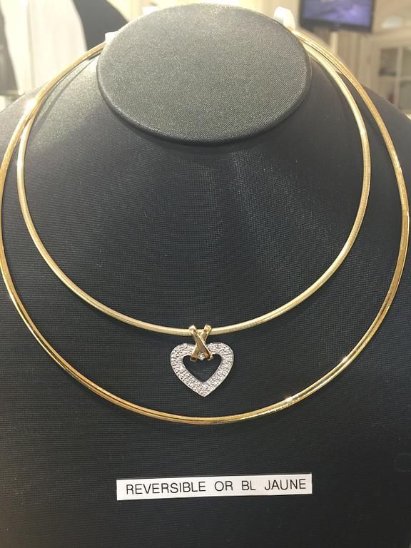 Un pendentif en forme de cœur sur un collier