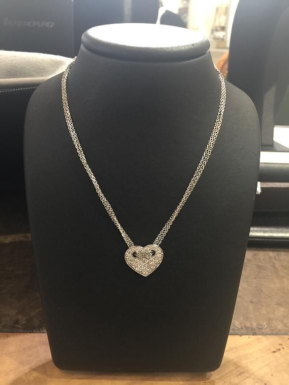 Un collier doré avec un pendentif en forme de cœur