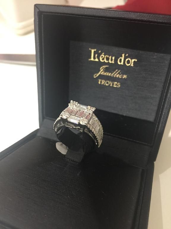 Une bague de fiançailles dans son écrin