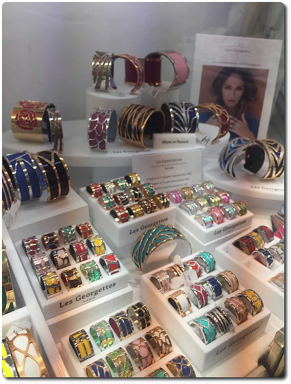 Des bagues et bracelets colorés