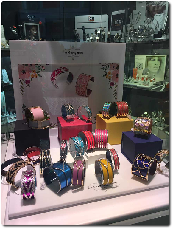 Des bijoux aux couleurs vives