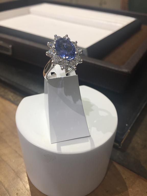 Une bague de fiançailles ornée de pierres précieuses