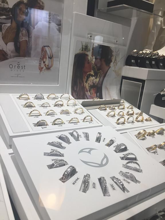 Une collection de bagues de fiançailles