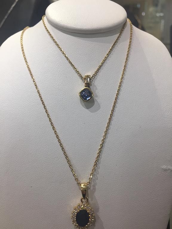 Un collier avec une pierre précieuse bleue