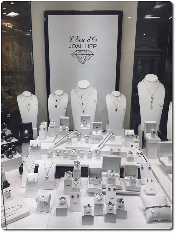 Des présentoirs à collier blancs