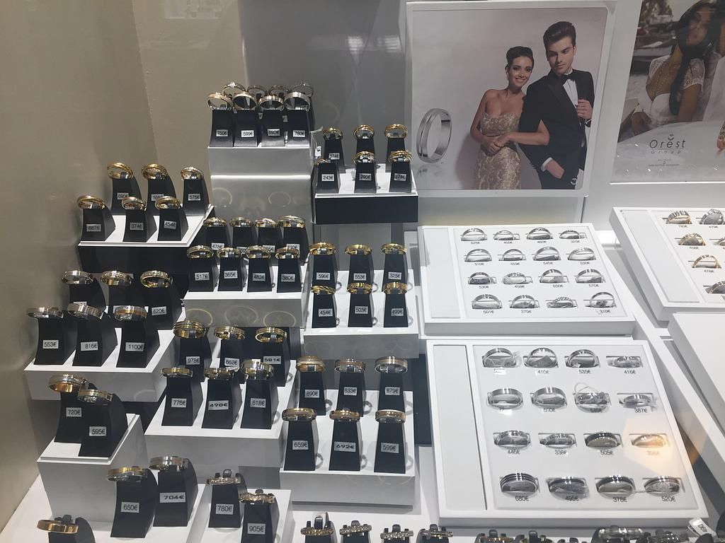 Des alliances en vente