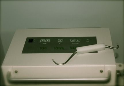 Una caja blanca con un instrumento quirúrgico encima.