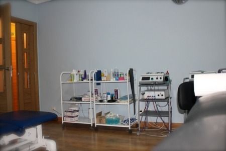 Una habitación con una mesa y estantes y una puerta.