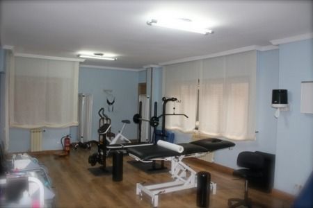 Una habitación con una mesa y una bicicleta dentro.