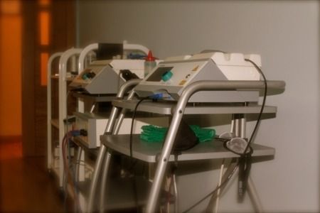 Un montón de equipo médico en un carrito en una habitación.