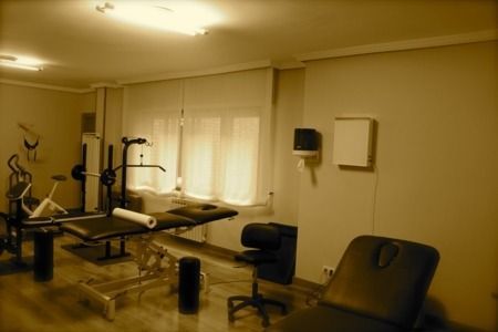 Una habitación con muchas mesas y sillas.