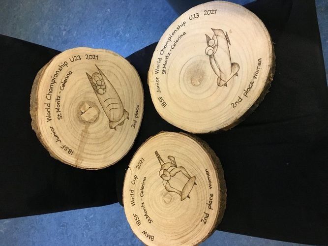 Drei Holzkreise mit dem Schriftzug „World Championship“ darauf. Foto von Robbi's Schatztruhe