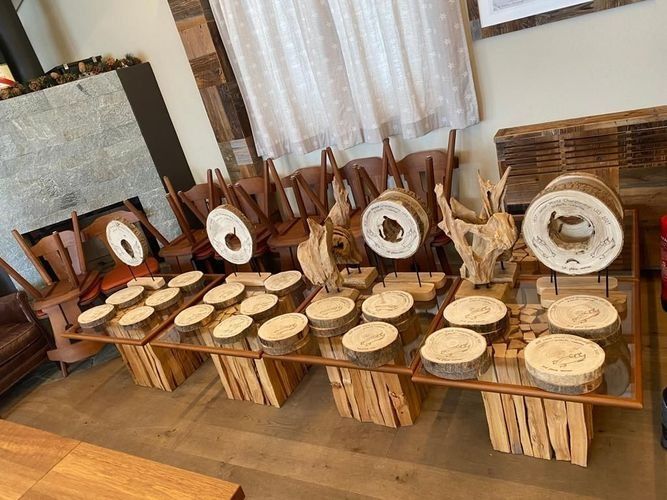 Ein Holztisch mit vielen Holzpreisen von Robbi's Schatztruhe