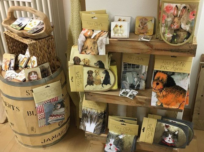 Ein Holzregal mit vielen Grusskarten und einem Korb. Foto von Robbi's Schatztruhe