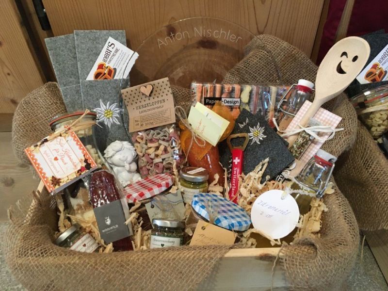 Ein Korb gefüllt mit verschiedenen Gegenständen, unter anderem einem Holzlöffel. Foto von Robbi's Schatztruhe