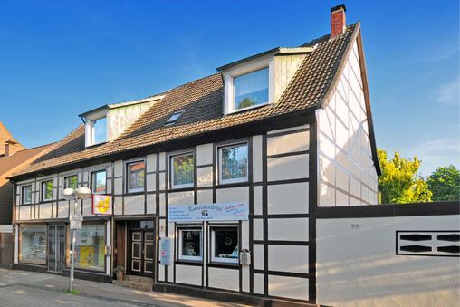 Maler streicht eine Decke