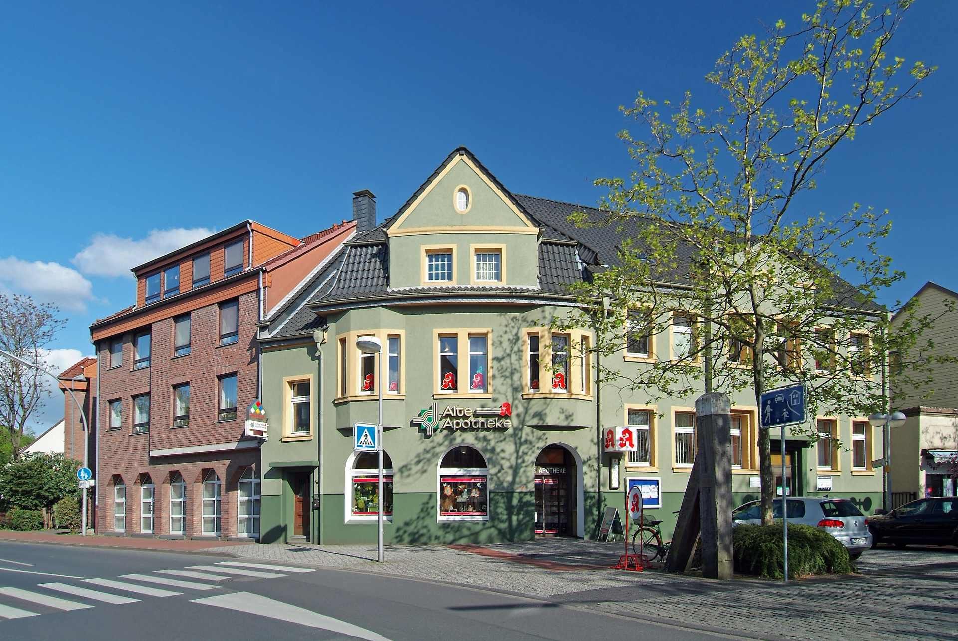 Eckhaus mit grüner Fassade