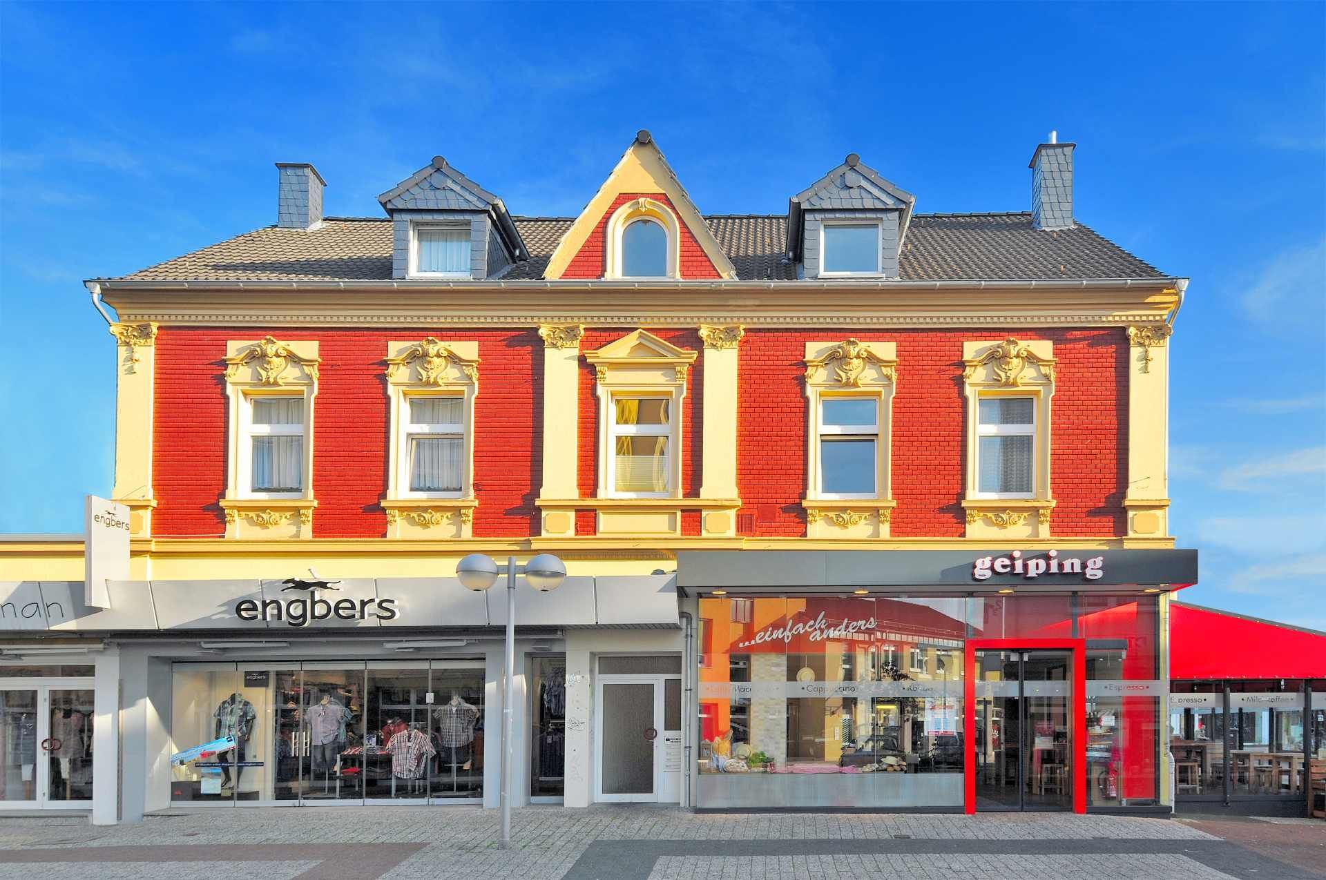 Haus mit leuchtend roter und gelber Fassade