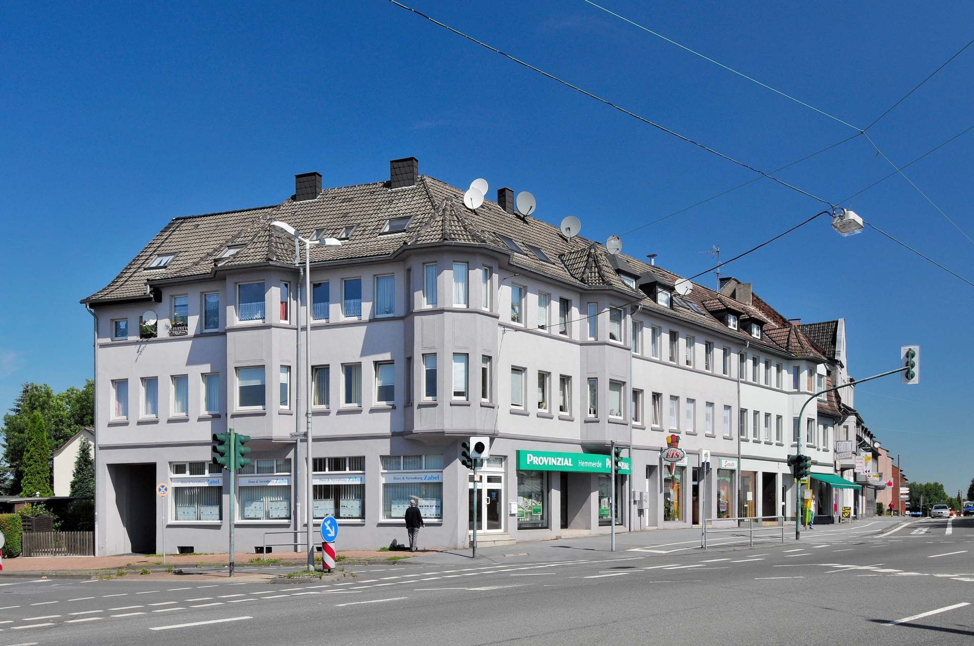 Eckhaus mit heller Fassade