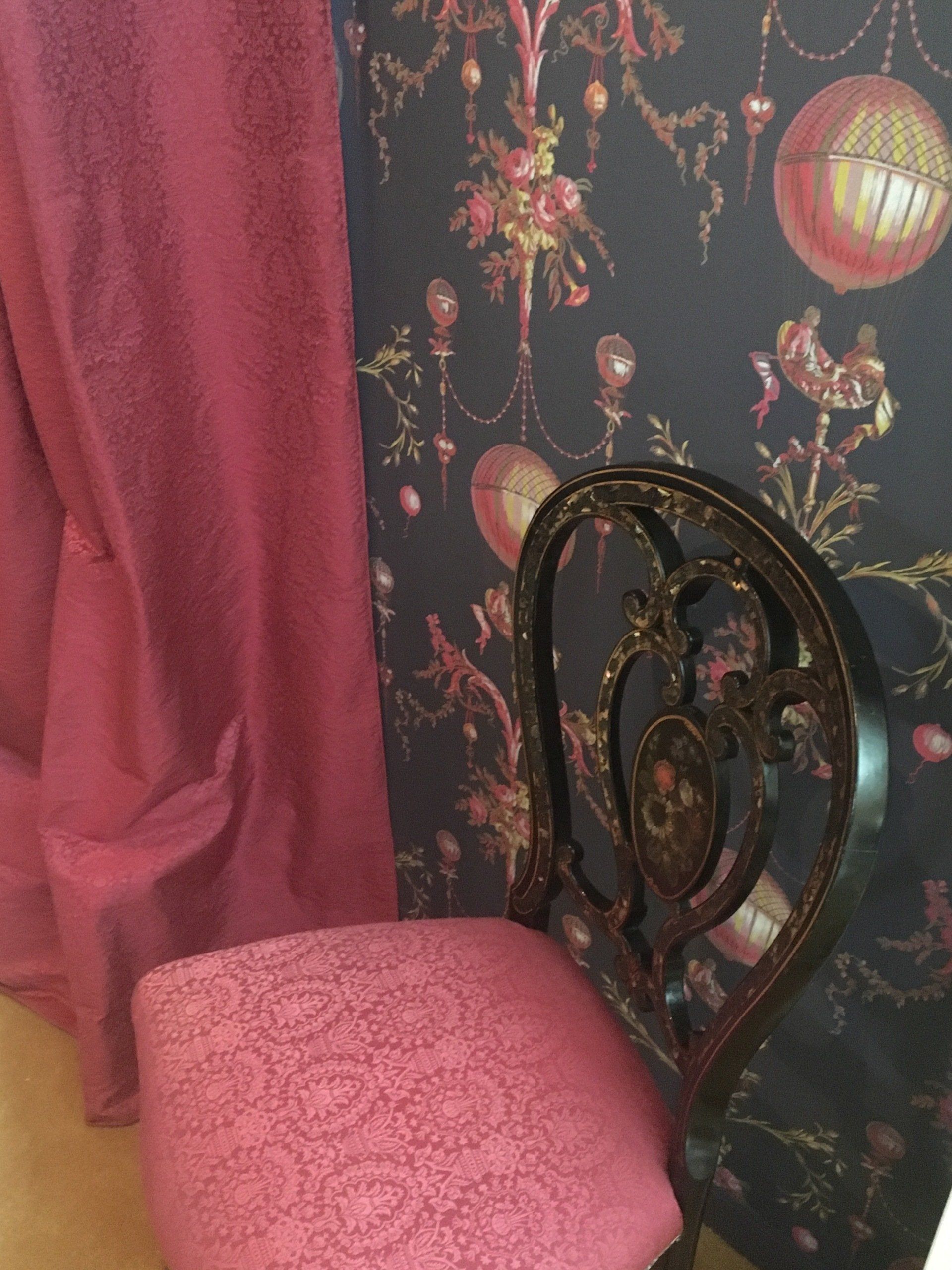 Pose de papier peint et rideaux