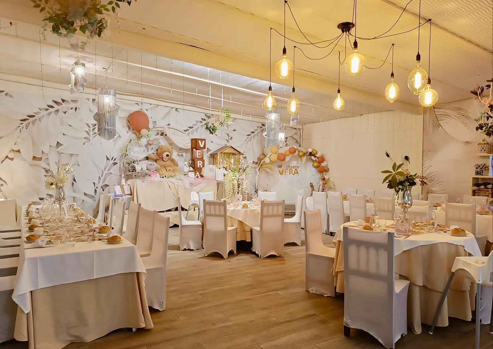 Una gran sala con mesas y sillas preparadas para una recepción de boda.
