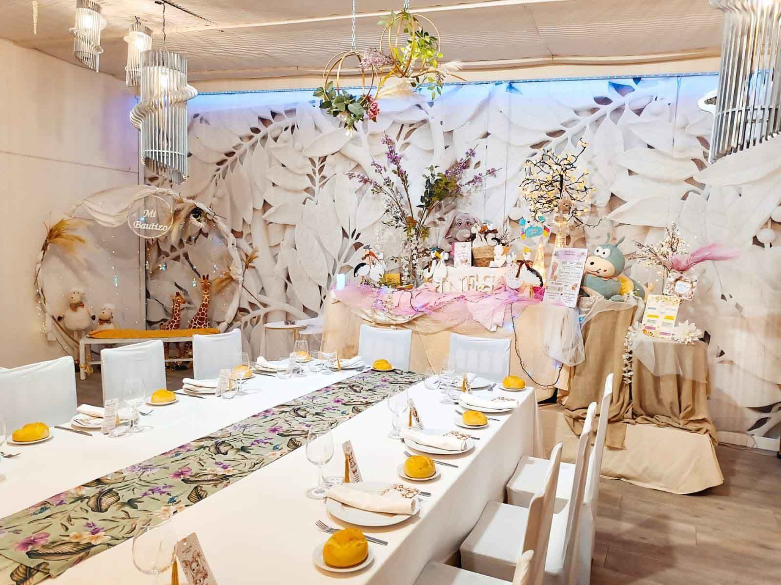 Una mesa larga con platos y vasos encima en una habitación.