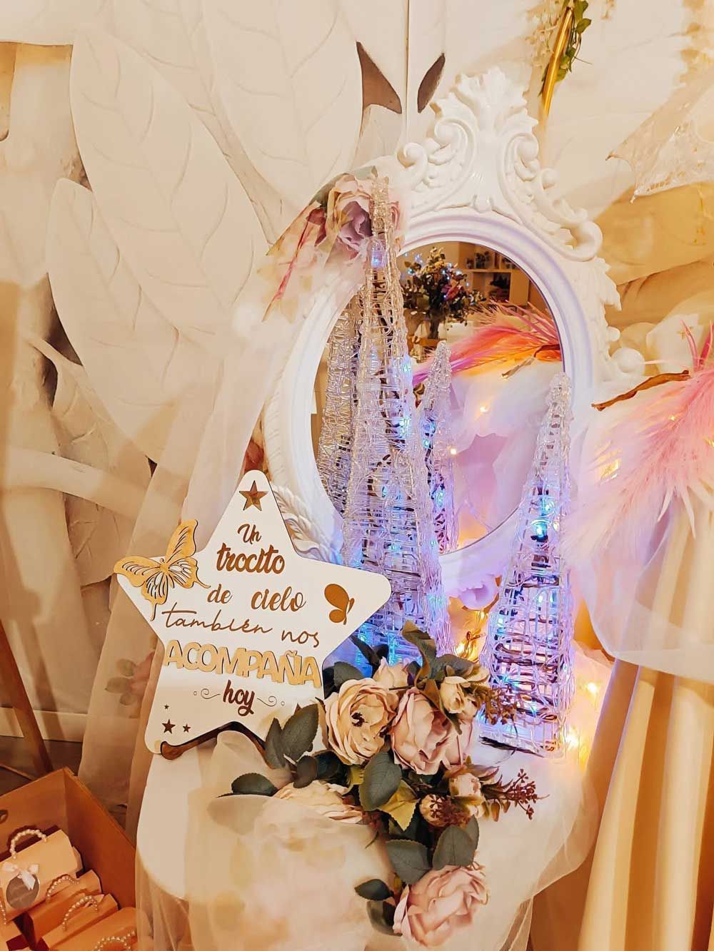 Una mesa con un espejo y flores encima.