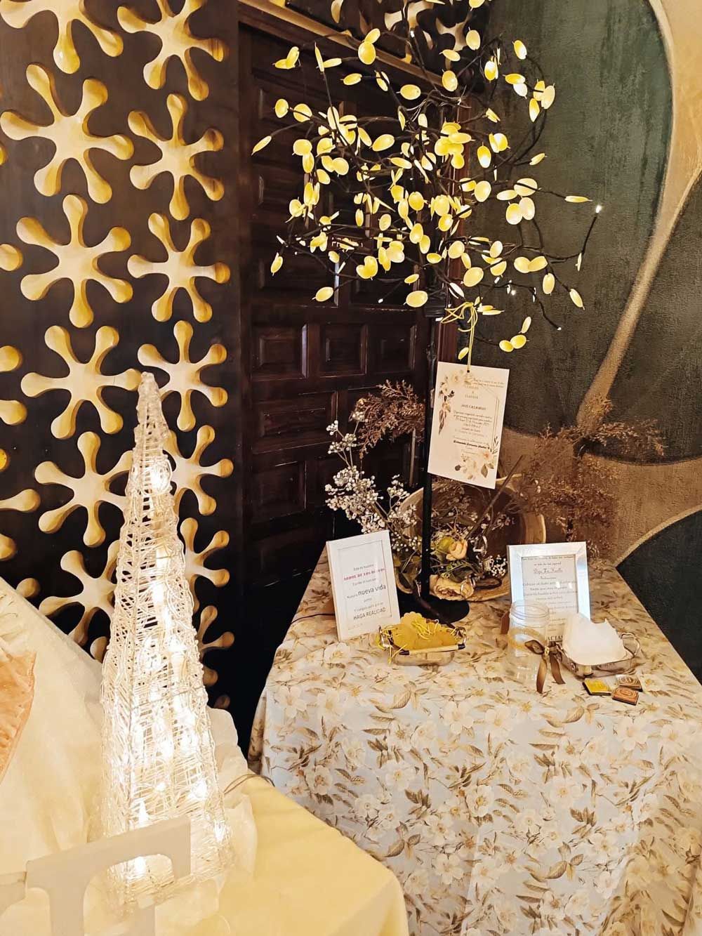 Una mesa con un mantel y velas encima.