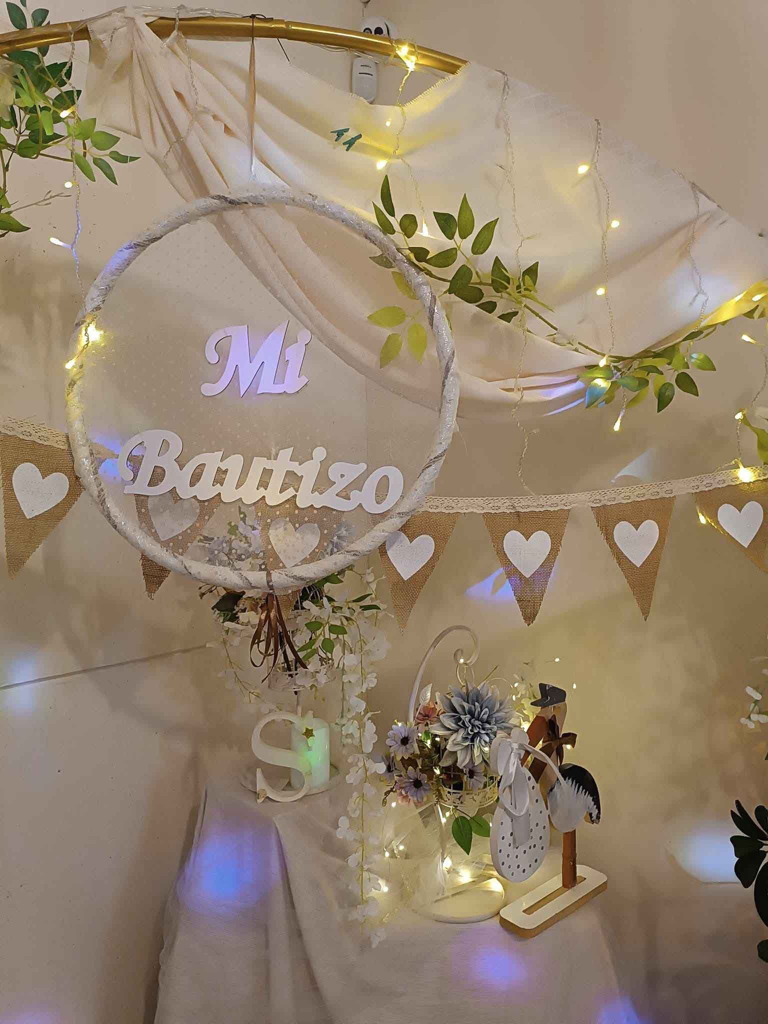 Un globo con el nombre bautizo cuelga del techo.