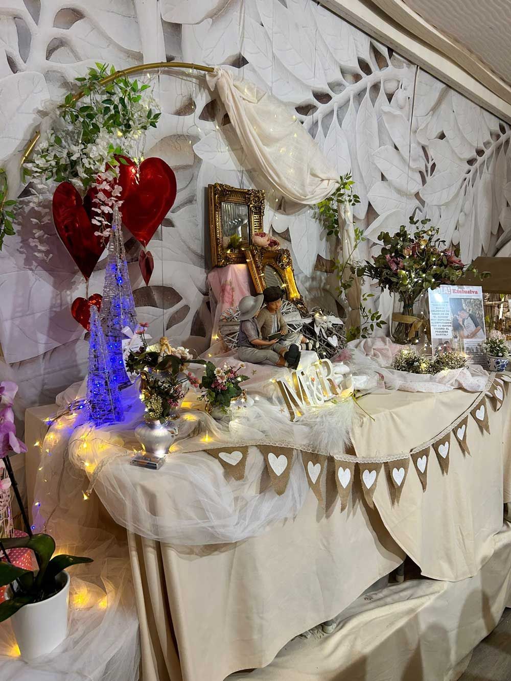 Una mesa está decorada con flores y globos para el día de San Valentín.