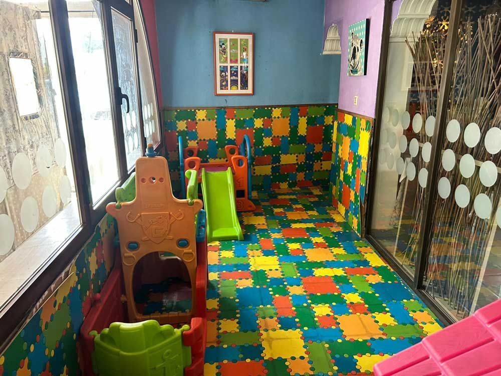 Una habitación con una alfombra colorida y un tobogán en ella.