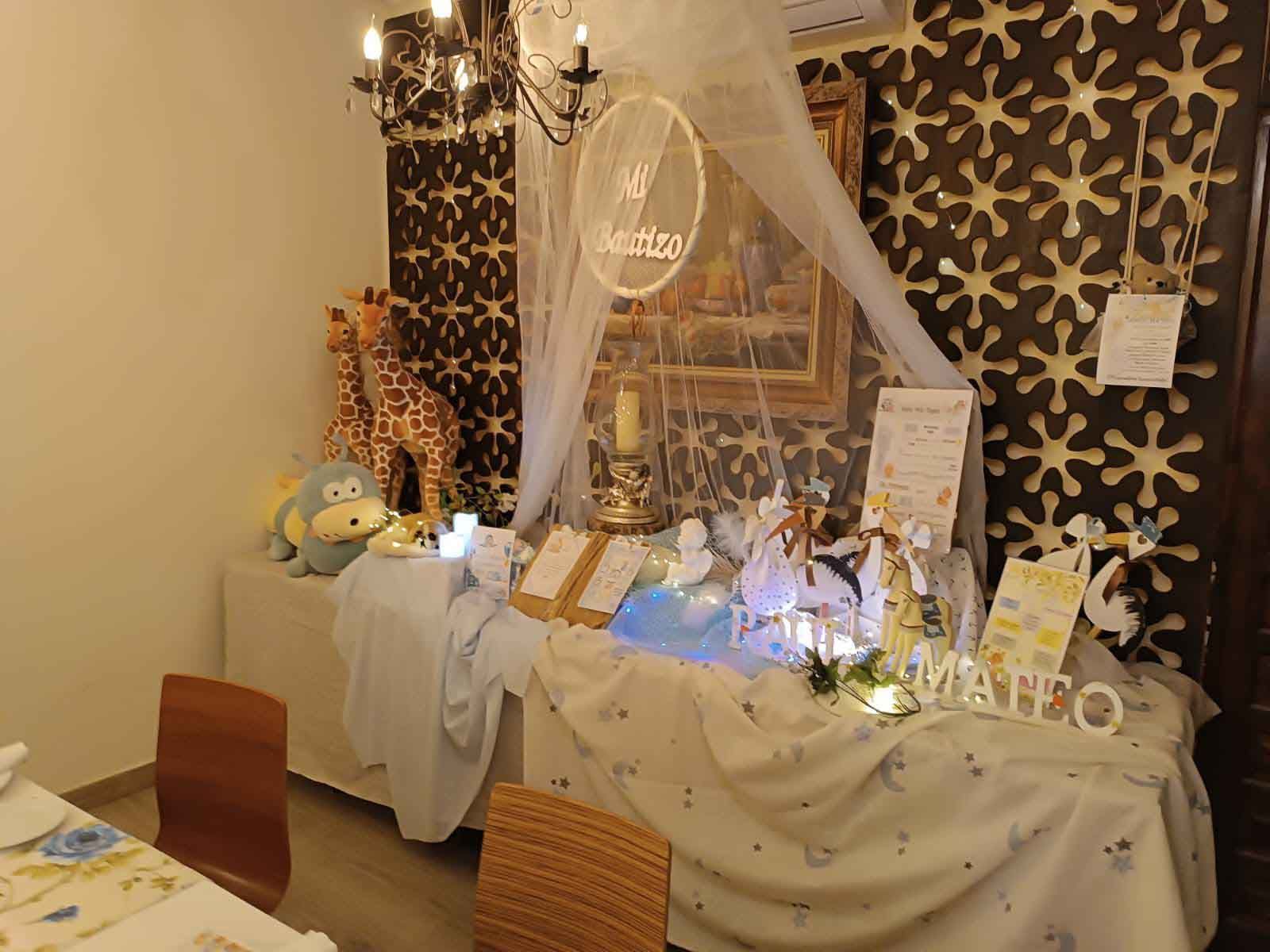 Una habitación con una mesa y sillas decorada para un baby shower.