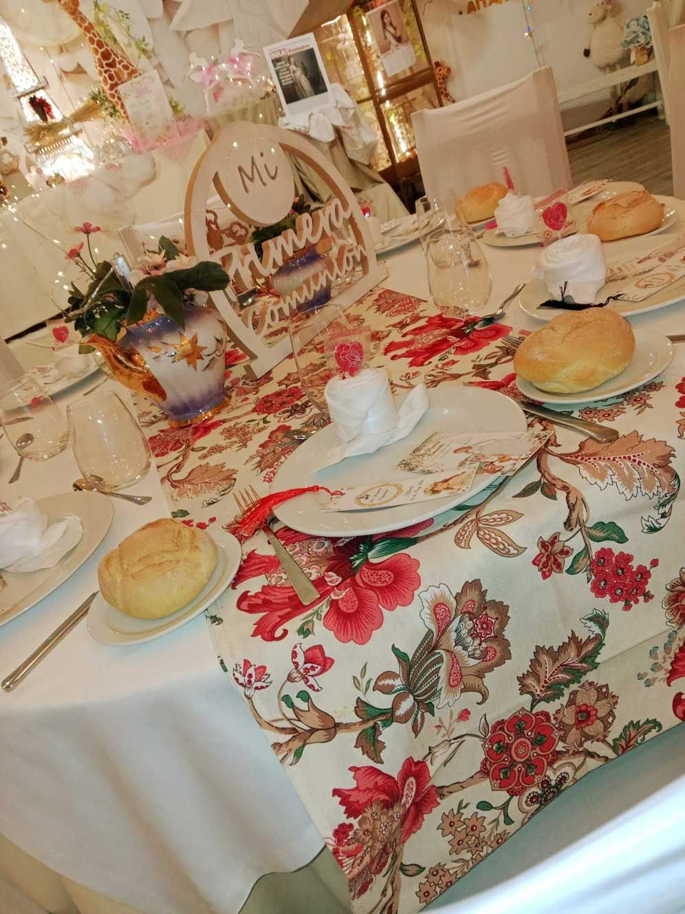 Una mesa con platos y un cartel que dice 