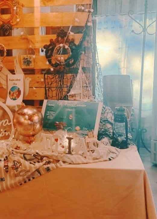 Una mesa con muchas decoraciones en una habitación.