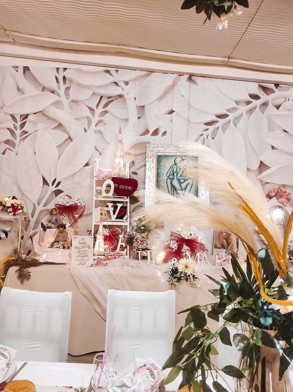 Una habitación con una mesa y sillas y flores.