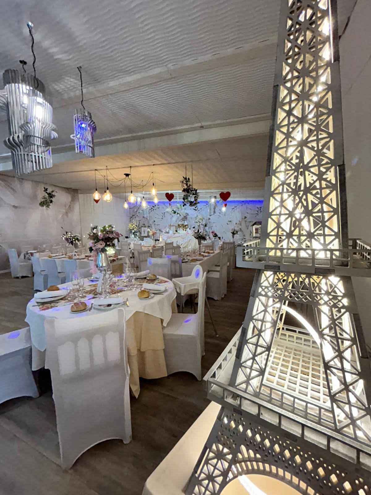 Hay una maqueta de la Torre Eiffel en el centro de la habitación.