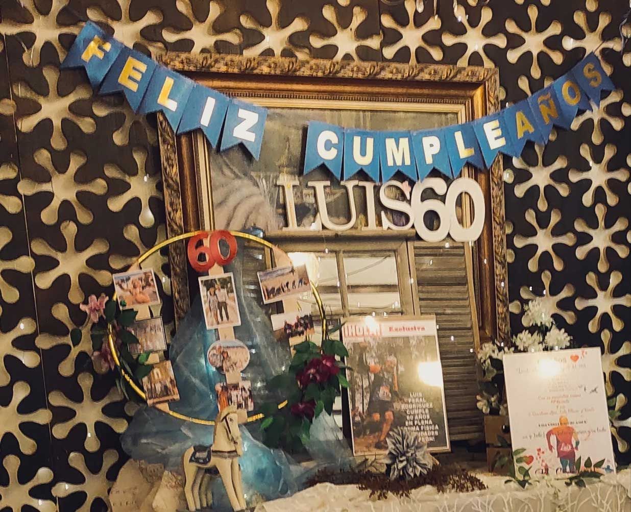 A mirror with a banner that says feliz cumpleaños luis60