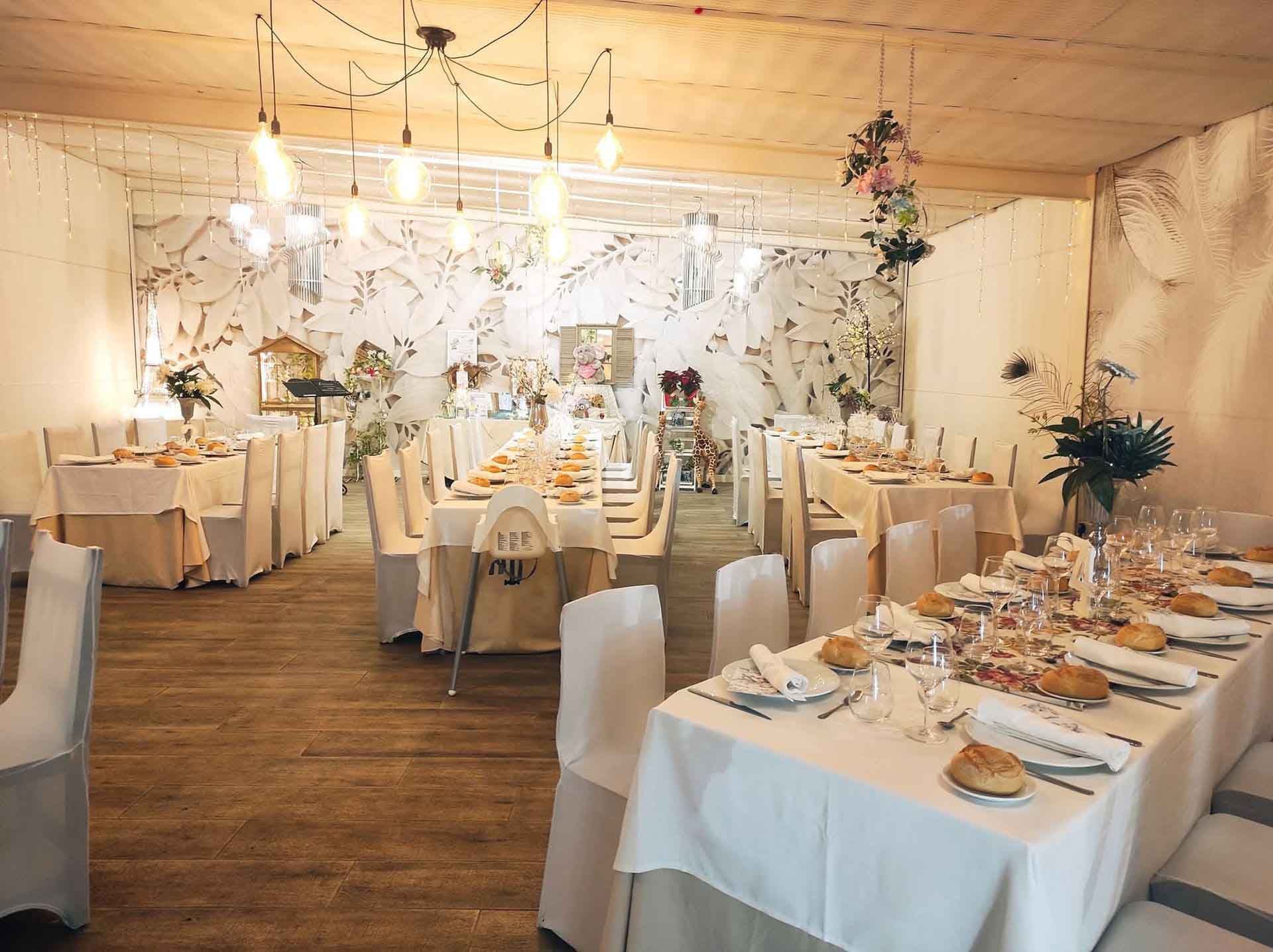 Una gran sala con mesas y sillas preparadas para una recepción de boda.
