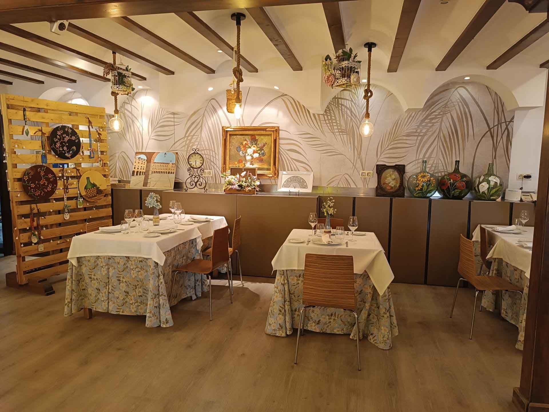 Un restaurante con mesas y sillas y un reloj en la pared.