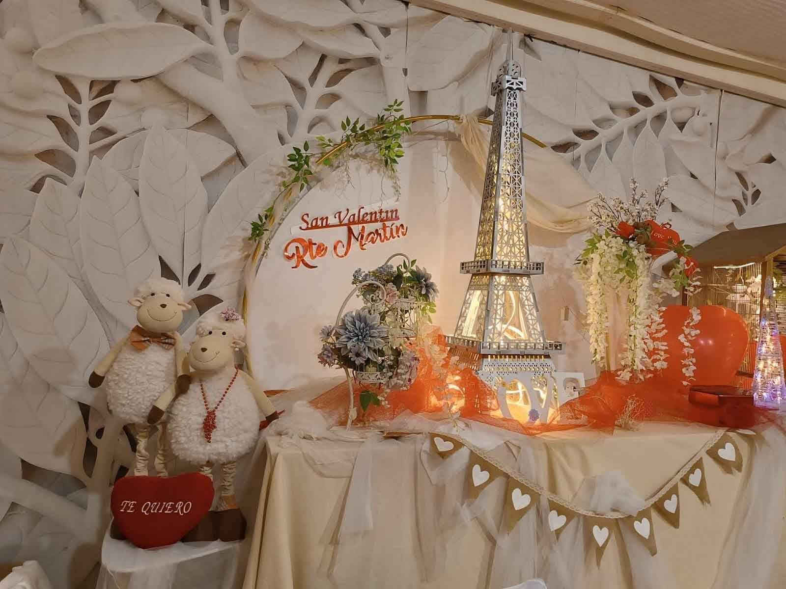 Una mesa con una estatua de la Torre Eiffel encima.