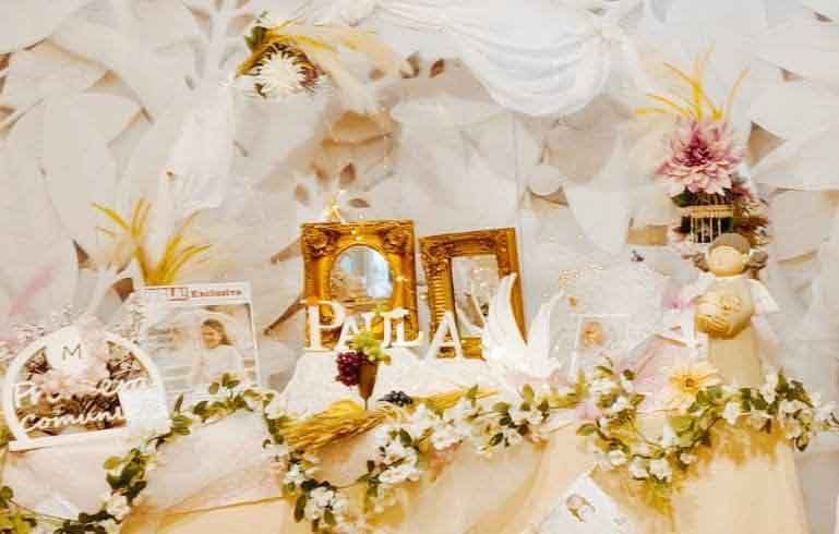 Una mesa decorada con flores y velas para una boda.