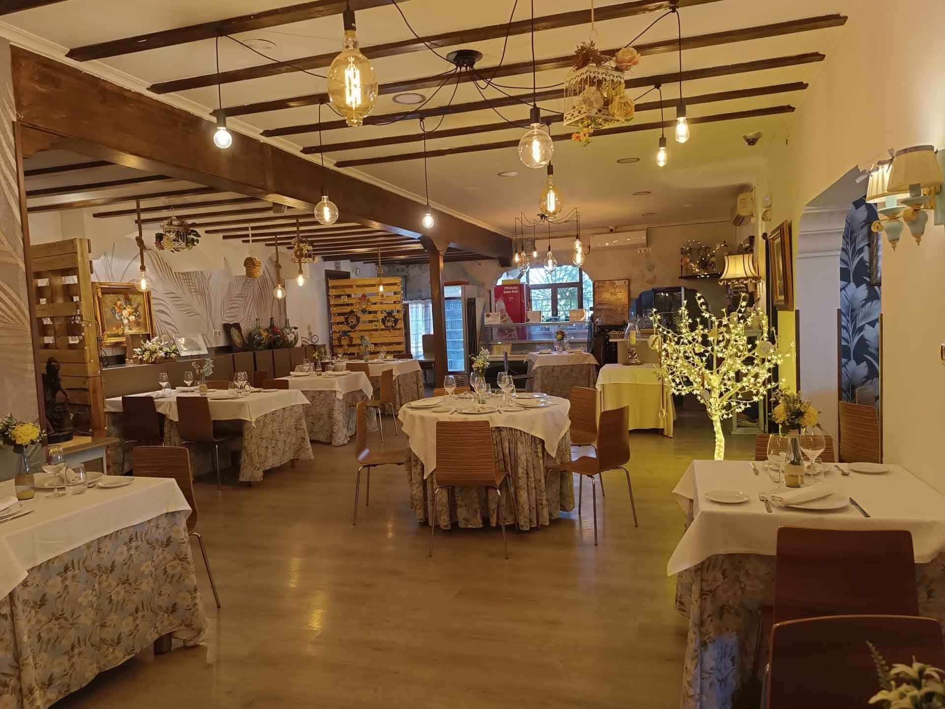 Un gran comedor lleno de mesas y sillas.