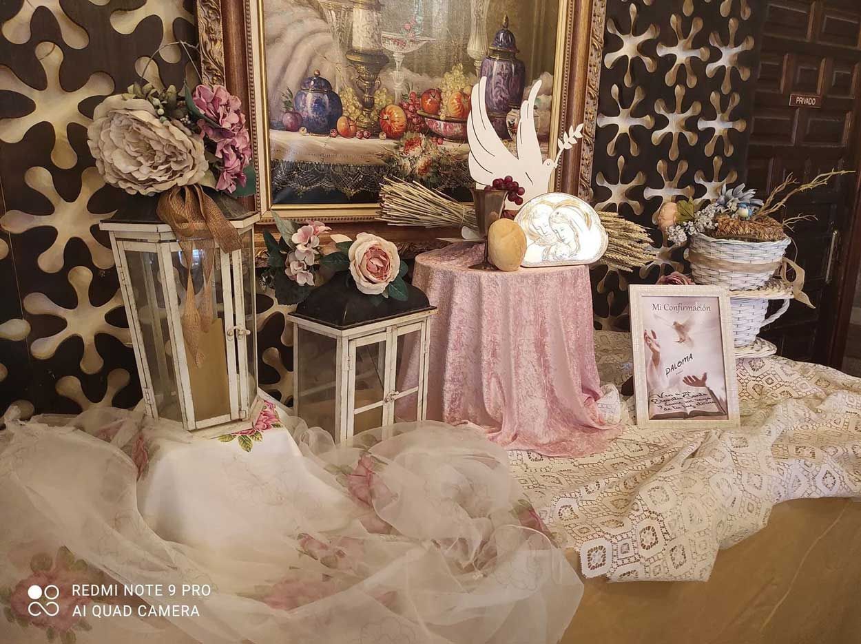 Hay un cuadro en la pared detrás de la mesa.