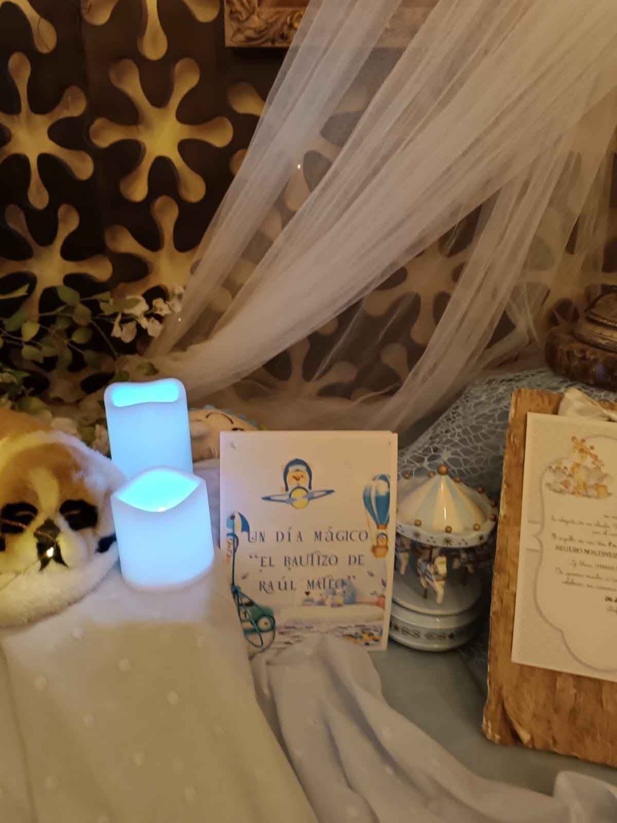 Una mesa con velas y un cartel que dice 