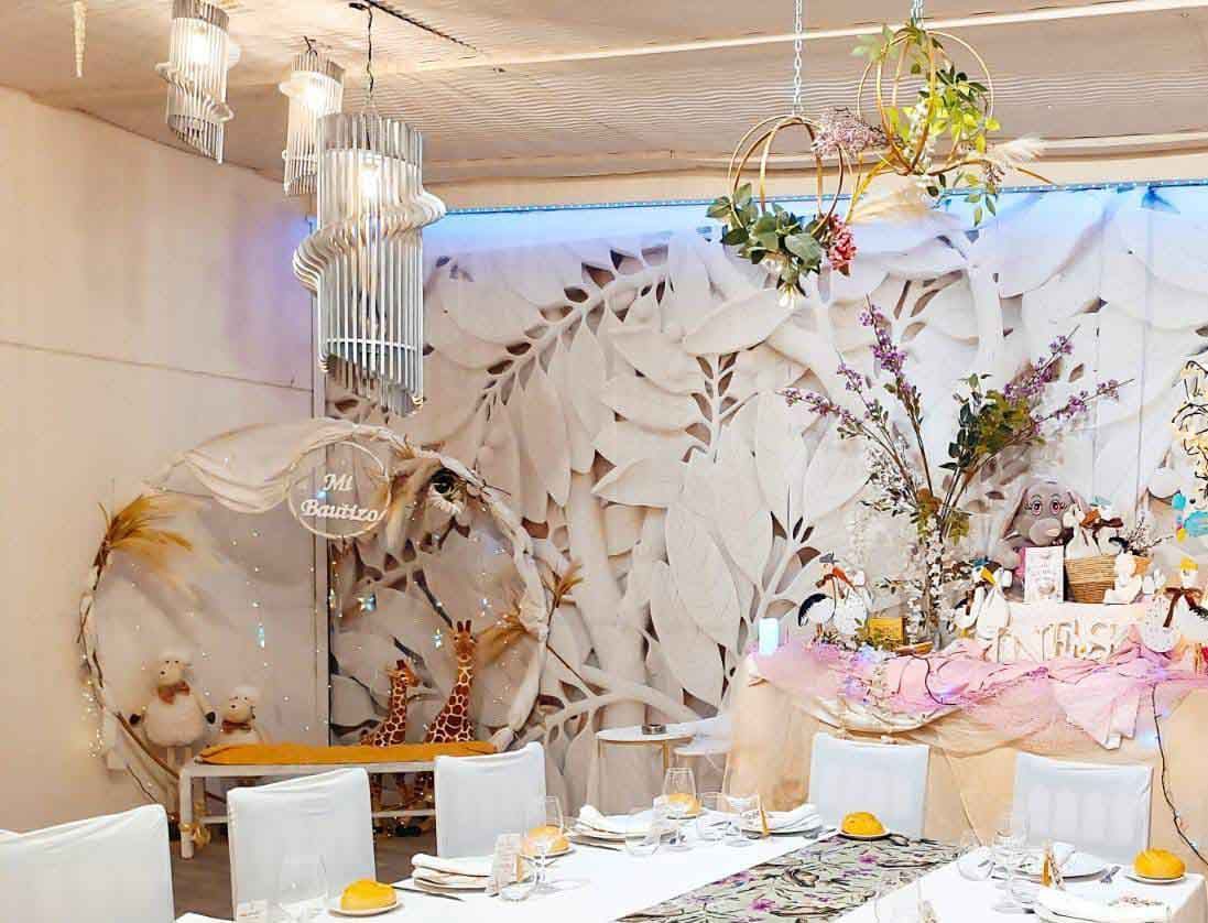 Una habitación con una mesa y sillas preparadas para una fiesta.